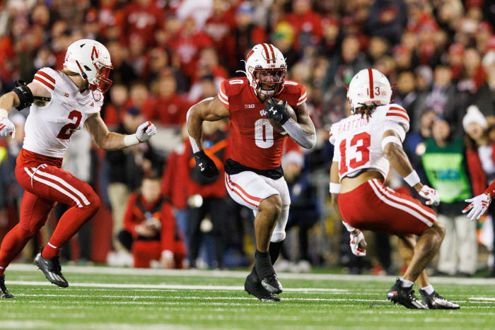 Braelon Allen Q4 run 2023 Wisconsin vs Nebraska football USATSI_21932475